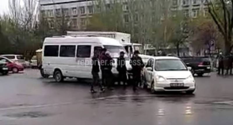 На Жукеева-Пудовкина - Суеркулова столкнулись маршрутка и «Хонда Фит», - очевидец (видео)