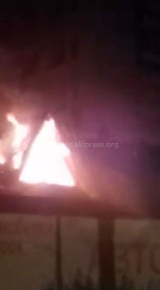 На ул.Каралаева в Бишкеке сгорело кафе <i>(видео)</i>