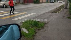 Фото — На Т.Фрунзе-Тойгомбаева дорожный знак не восстановили