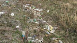 Фото — На перевале Тоо-Ашуу территория вдоль трассы завалена мусором