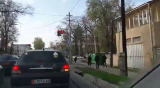 Читатель просит урегулировать время работы сигналов светофора на Боконбаева - Молодой Гвардии (видео)