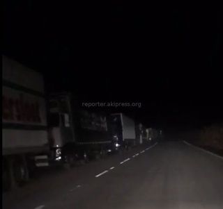 У КПП «Ак-Тилек — автодорожный» продолжают простаивать грузовики, ожидающие въезд на территорию Казахстана <i>(видео)</i>