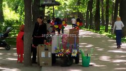 Бишкекчанин интересуется, законно ли продают игрушки на бульваре Эркиндик?
