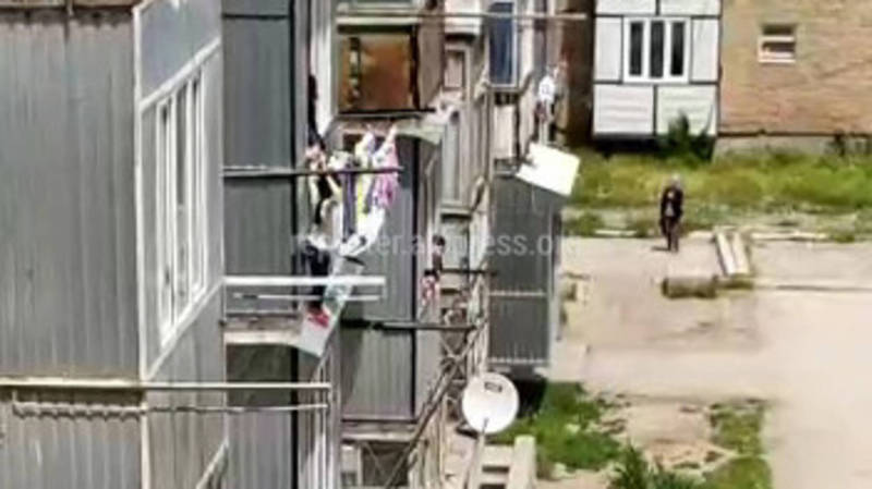 Видео — Таласе спасли девочку, которая висела на козырьке балкона