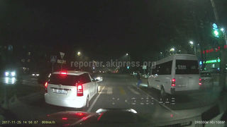В Бишкеке на проспекте Чуй водитель маршрутки чуть не сбил пешехода на «зебре» (видео)