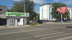 В Лебединовке пешеходный переход ведет в пункт аптеки. Фото