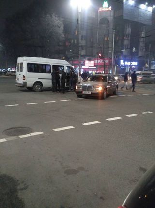 В центре Бишкека произошло ДТП с участием маршрутки (фото)