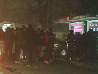 На Шабдан Баатыра – Горького в результате ДТП машину отбросило на остановку, есть пострадавшие <i>(фото)</i>