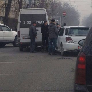 На Московской-Исанова маршрутка, выехав на встречку, столкнулась с легковушкой <i>(фото)</i>
