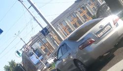 На Манаса – Чуй водитель «Тойоты» припарковался перекрыв полосу движения (видео)