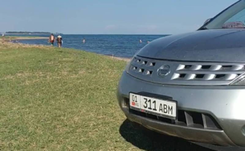 В селе Тамчы водитель «Ниссан Мурано» заехал на пляж (видео)
