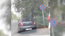 На Горького - Тыныстанова водители опять паркуют авто под знаком «Остановка и стоянка запрещена» (фото)