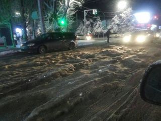 На некоторых улицах Бишкека снежный накат превратился в ледовые бугры <i>(видео, фото)</i>