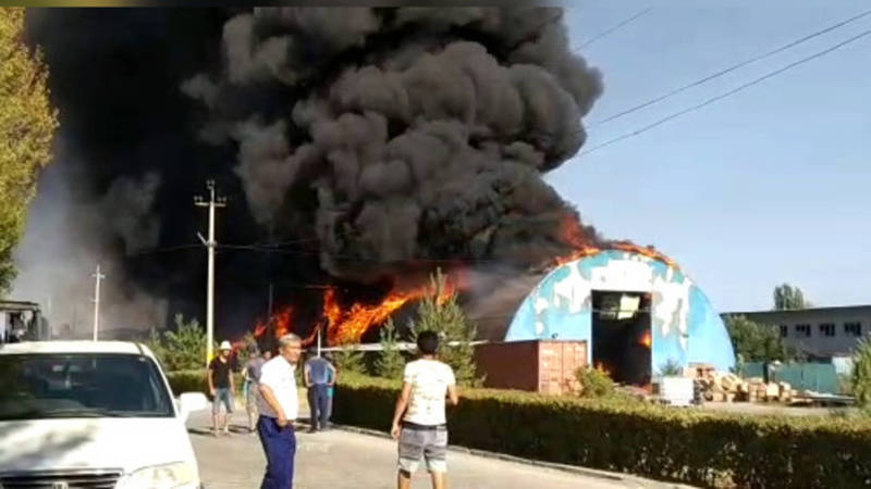 Видео — Пожар на территории СЭЗ Бишкек. Горит производственный цех