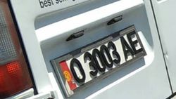 Бишкекчанин интересуется, законно ли наклеивать объемные буквы и цифр на госномер авто?