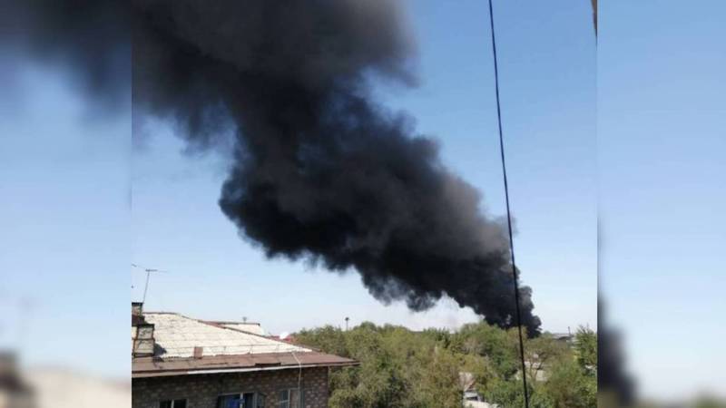 На западе Бишкека пожар. По предварительным данным, горит склад. Фото, видео