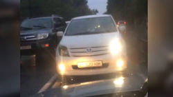 Водитель «Тойоты Ист» с госномером 01 KG 120 ADM выехал на встречную полосу и создал аварийную ситуацию на дороге (видео)