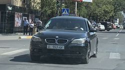 На Киевской - Исанова водитель «БМВ» проехал на красный свет светофора по встречной полосе дороги (фото)