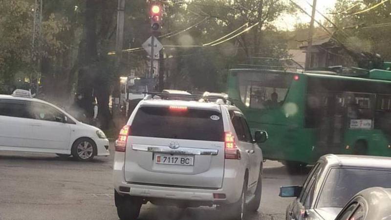 Водитель «Тойоты» с госномером 7117 ВС ездит по городу, нарушая ПДД (видео)