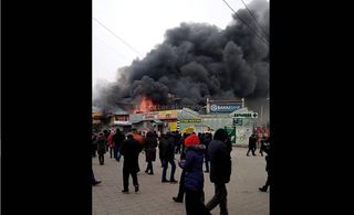 На Ошском рынке горят торговые павильоны. Фото, видео <i>(дополнено)</i>