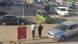 На Патриса Лумумбы - Ильменской водители паркуются, закрывая пешеходам проход <i>(фото)</i>