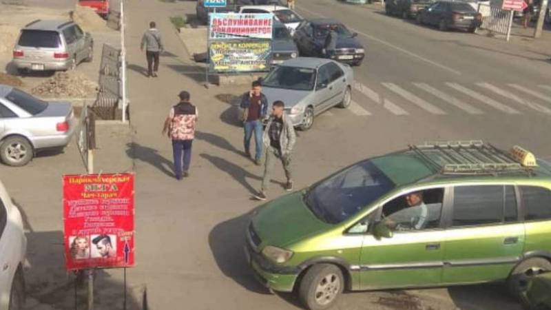 На Патриса Лумумбы - Ильменской водители паркуются, закрывая пешеходам проход (фото)