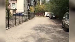 В 8 мкр жильцы шести домов просят заасфальтировать дорогу (видео)