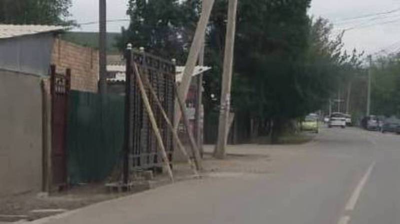 Жителей, установивших ворота впритык к дороге на Сельсоветской - Орозова, попросили предоставить правоустанавливающие документы, - мэрия