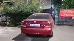 На Абдрахманова - Киевской водитель «Тойоты» с госномером 01KG 766 AEU перегородил выход со двора и проход по тротуару (фото)