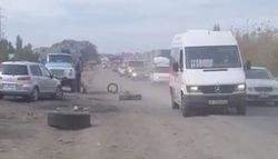 На объездной дороге продавцы угля выставляют покрышки от колес на проезжей части дороги (видео)