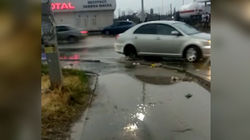 На Ахунбаева-Курчатова в дождливые дни вода топит тротуар из-за отсутствия арыка (видео)