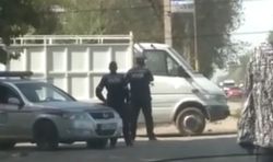 В селе Военно-Антоновка сотрудники УОБДД останавливают водителей, спрятавшись за грузовиком <i>(видео)</i>