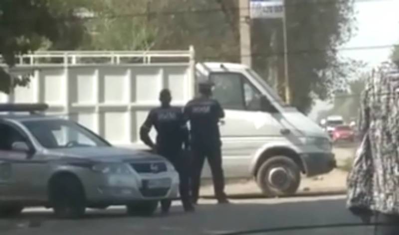 В селе Военно-Антоновка сотрудники УОБДД останавливают водителей, спрятавшись за грузовиком (видео)