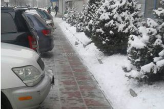 Тротуар около торгового центра на ул.Шопокова превратился в парковку, - бишкекчанка (фото)