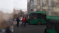 На Московской-Тыныстанова троллейбус столкнулся с «Тойотой»