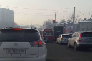 Бишкекчанин просит увеличить время действия зеленого сигнала светофора на Чуй-Фучика (видео)