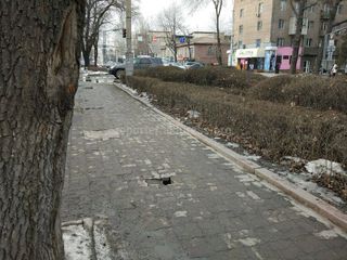 Провалился кусок брусчатки на тротуаре на Киевской-Эркиндик (фото)