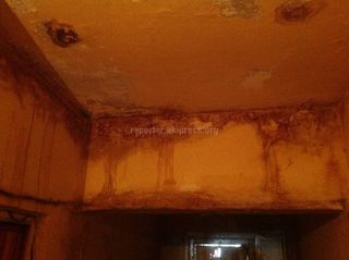 Житель мкр Восток-5 возмущен состоянием лестничной площадки дома №36 (фото)