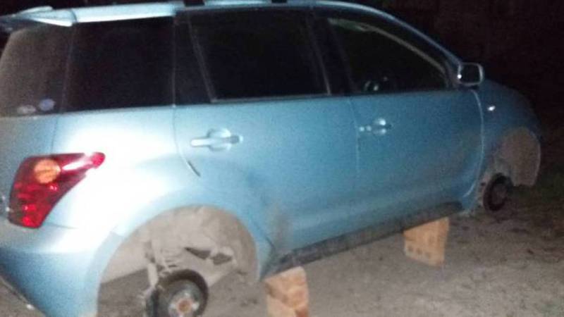 ГУВД Чуйской области прокомментировало сообщение горожанина о неизвестных, которые в Шопокове с «Тойоты» сняли все колеса