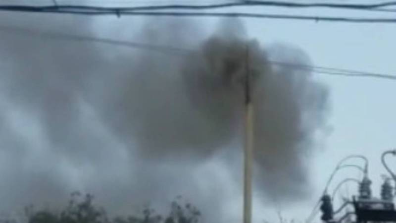 В Кызыл-Кие рядом со школой №2 из трубы идет густой дым (видео)
