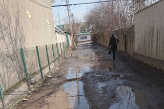 Переулок, который ведет к бишкекской школе №55, находится в плохом состоянии, - житель (фото, видео)