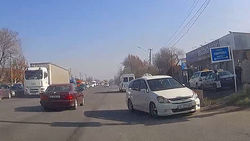 В Новопавловке водитель такси создал аварийную ситуацию, выехав на встречную полосу <i>(видео)</i>
