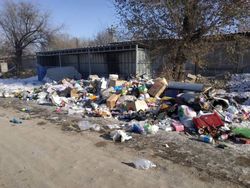 В жилмассиве Кара-Жыгач больше двух недель не вывозится мусор, жалуется местный житель