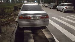 У припаркованных машин на «зебре» на Эркиндик-Жумабека есть штрафы по Carcheck. Фото
