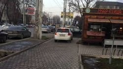 Фото — На Ахунбаева-Тыныстанова «Тойота» едет по тротуару