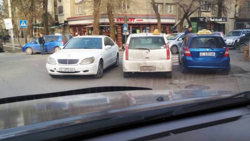 Фото — На Токтогула-Акиева постоянно паркуются таксисты