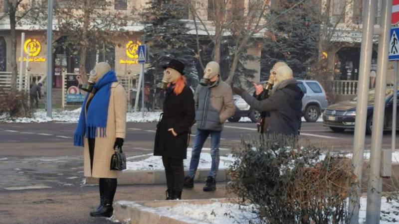 На улицах Бишкека появились люди в противогазах. Фото