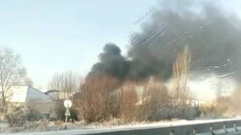 Видео — В селе Кен-Булун горит частный дом