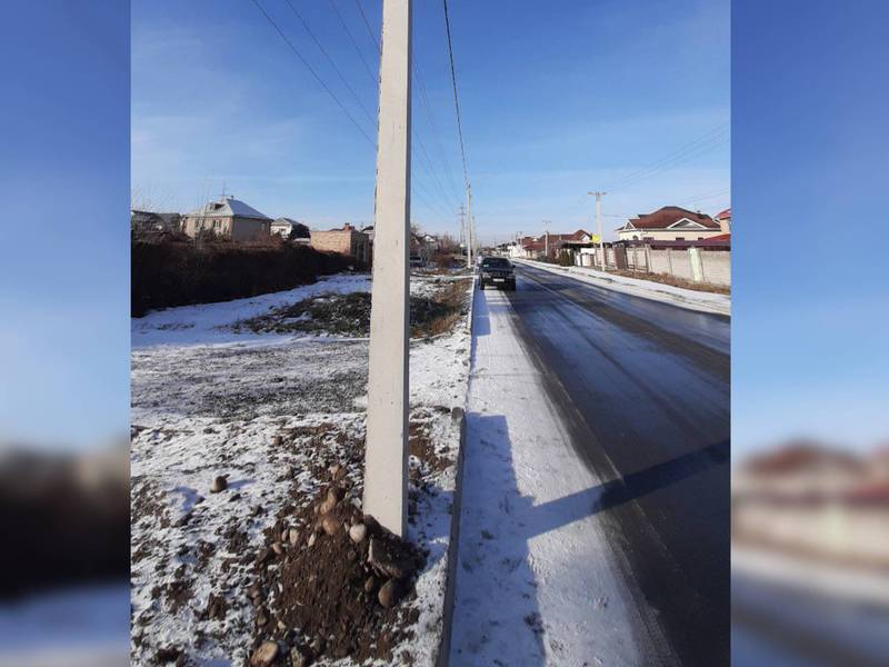 В Киргизии-1 водитель снес бетонный столб и в тот же день заменил его