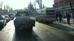 На ул.Юнусалиева водитель маршрутки высаживал людей в неположенном месте, но сотрудник ГУОБДД не обратил внимание на нарушение, - очевидец